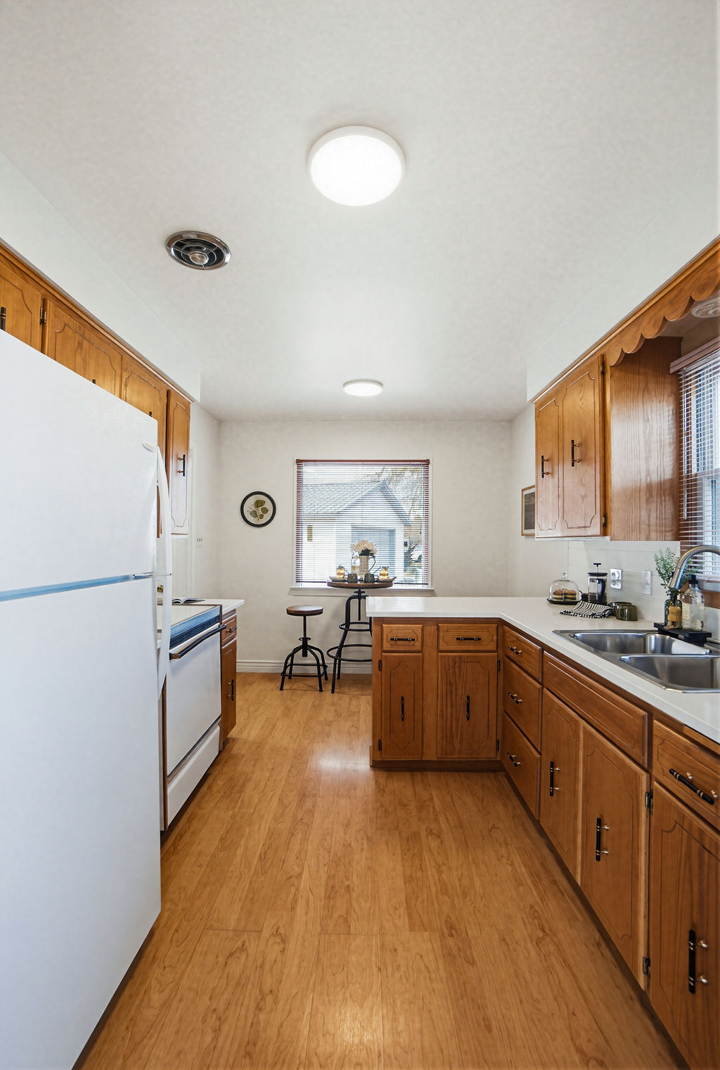 Kitchen & dining nook